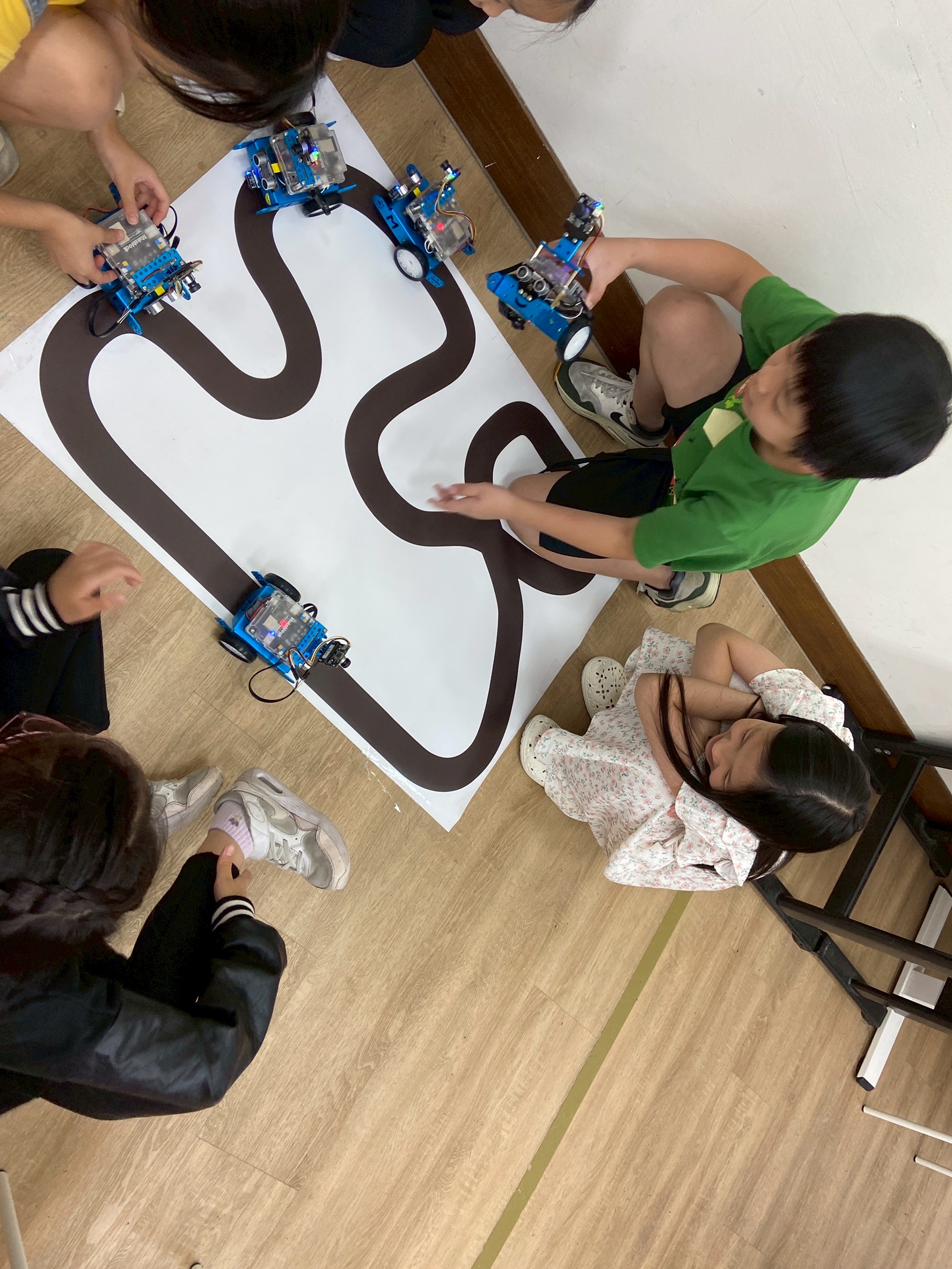 學員正在操作自走車