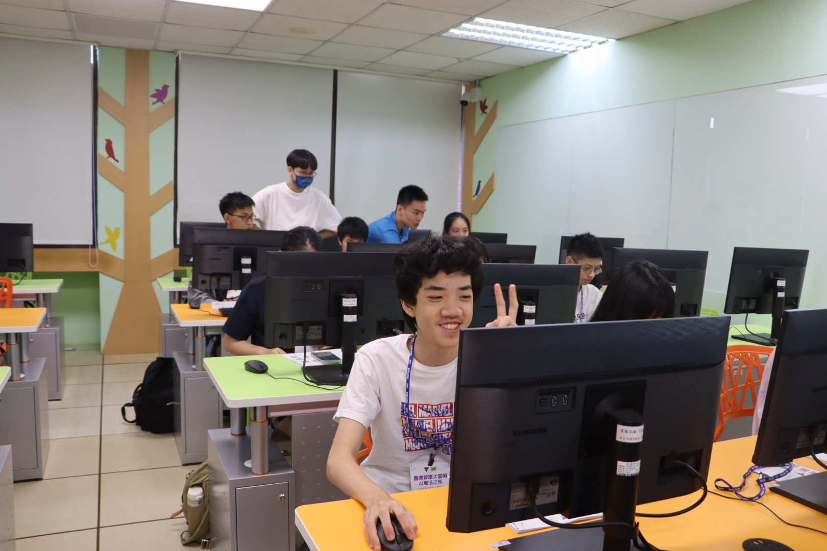 營隊結業式大合影，學員與老師開心合影